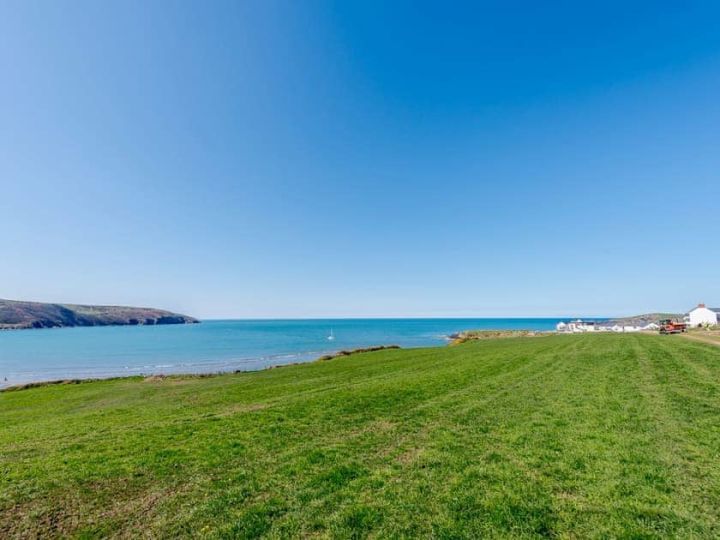 🏴󠁧󠁢󠁷󠁬󠁳󠁿 Wales group getaway! Stunning mansion with hot tub 🫧 & Cardigan